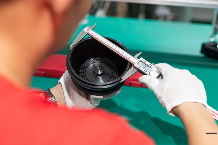 模具检验

模具开发完成或模具清洗完上机后，我们将对模具全尺寸进行检验，确保每一个腔体出的产品品质一致。